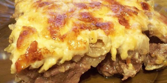 Carne com cogumelos e queijo