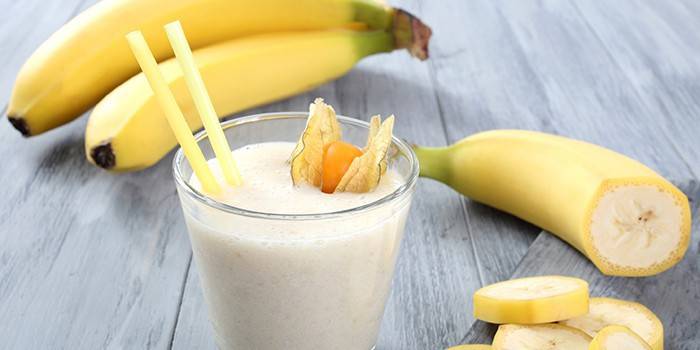 Plátanos y cóctel de plátano y kéfir en un vaso