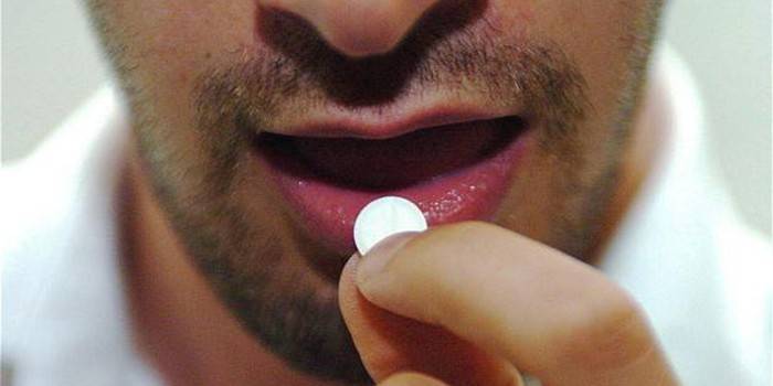L'uomo prende una pillola