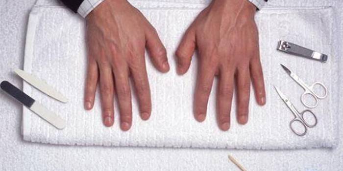 Cilvēka rokas pēc manikīra un instrumentu komplekta