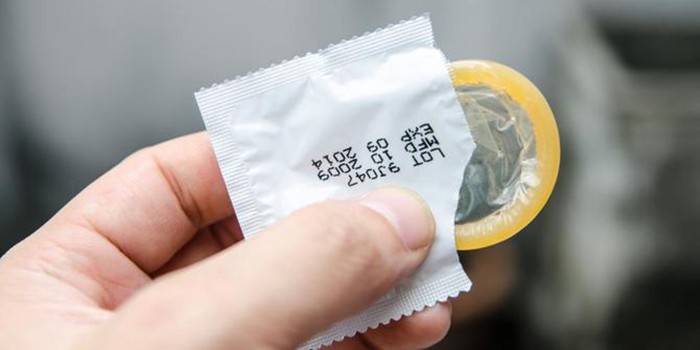Un uomo tiene in mano un preservativo