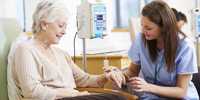 La chemioterapia viene somministrata a una donna.