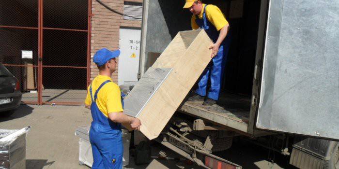 Les déménageurs chargent des meubles