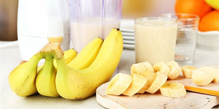 Plátanos y batido de plátano en un vaso