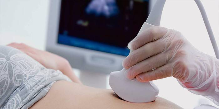 Medic tiến hành siêu âm bụng