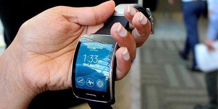 Tonometre, kalp atış hızı monitörü ve eldeki pedometre ile izleyin