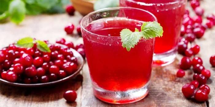 Две чаши със сок от червени боровинки и червени боровинки