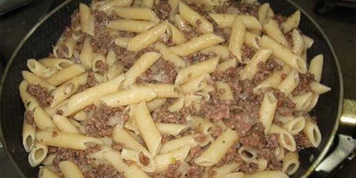 Bir tavada kıyılmış etli Fettuccine