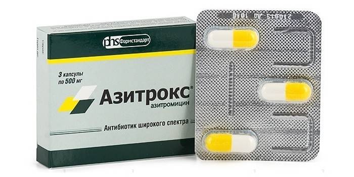 Azitrox kapsulas iepakojumā