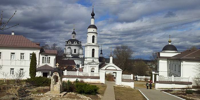 Двориште и храм манастира