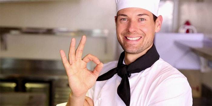 Homem em uma túnica de cozinheiro