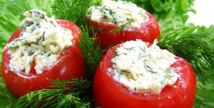Tomàquets amb formatge cottage i verdures