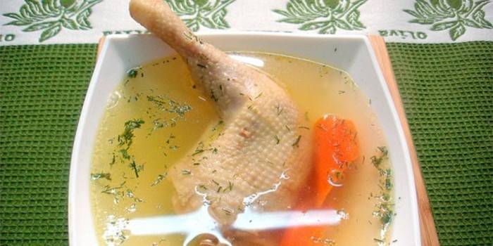 น้ำซุปขาไก่ในจาน