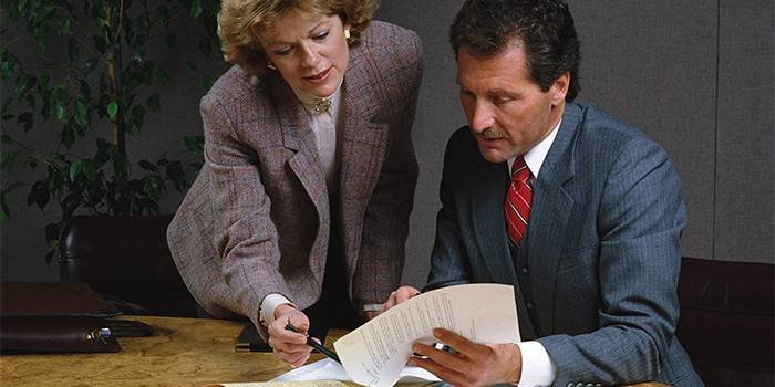 Les gens discutent des documents