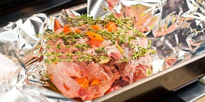 Carnea la cuptor cu legume în folie