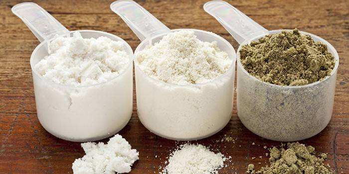 Üç plastik bardak protein ile