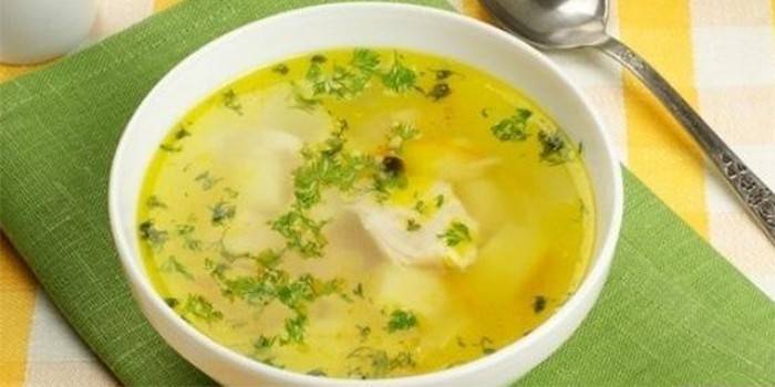 น้ำซุปอกไก่พร้อมสมุนไพรในจาน