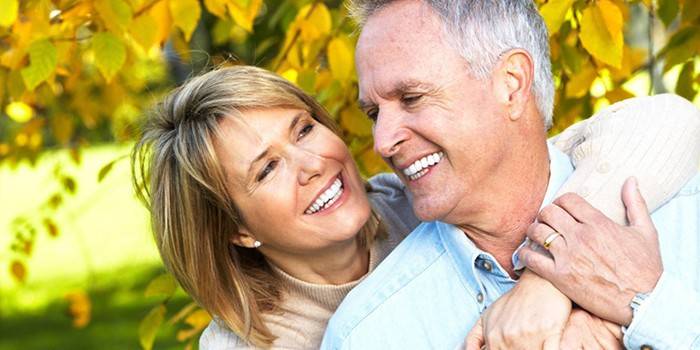 Homme et femme souriant