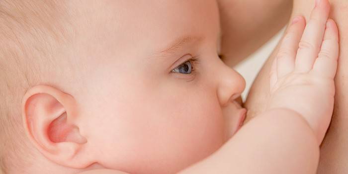 Kvinde, der ammer en baby