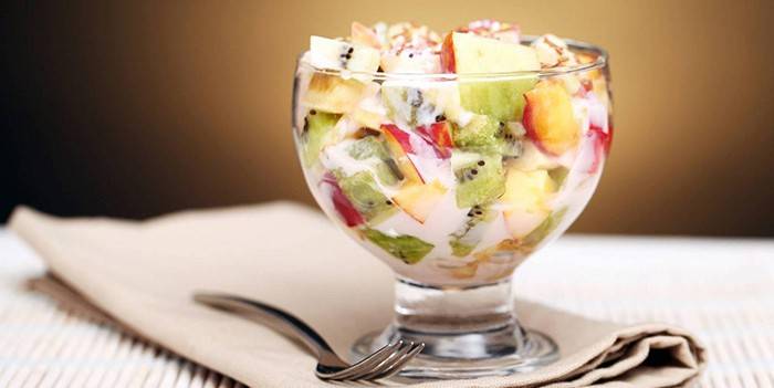 Amanida de fruites amb iogurt en un got
