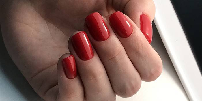Main de fille après manucure