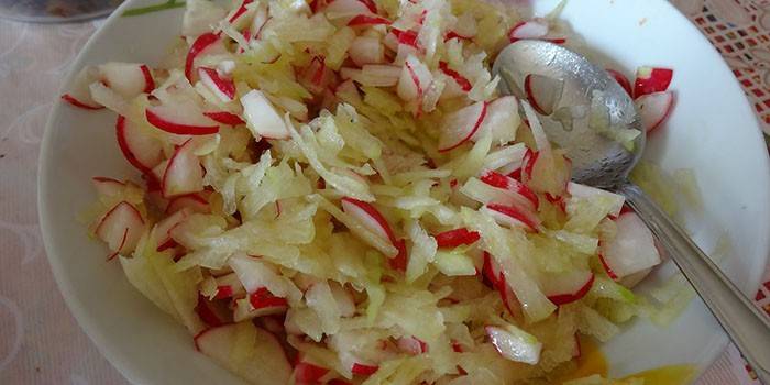 Insalata di ravanello e ravanello in un piatto