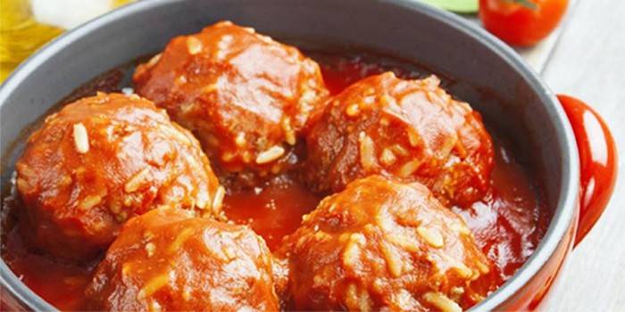 Almôndegas com arroz em molho de tomate