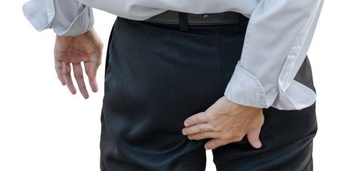 L'homme tient sa main derrière son dos
