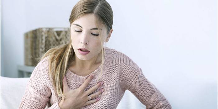 La ragazza chiuse gli occhi e si teneva la mano sul petto.