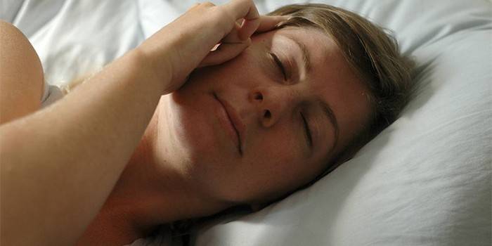 Mujer haciendo ejercicio para dormir.