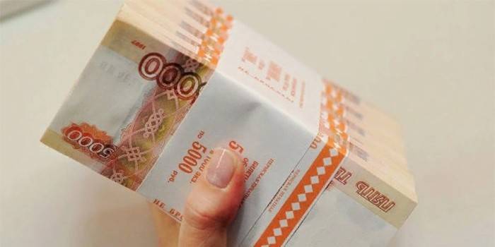 Gói tiền trong tay