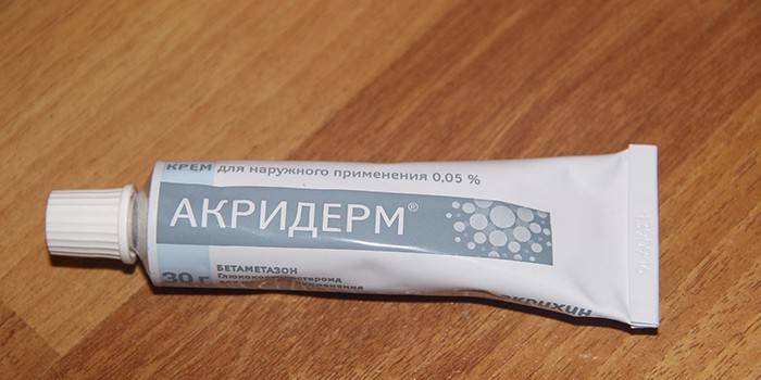 Crema Akriderm en un tubo