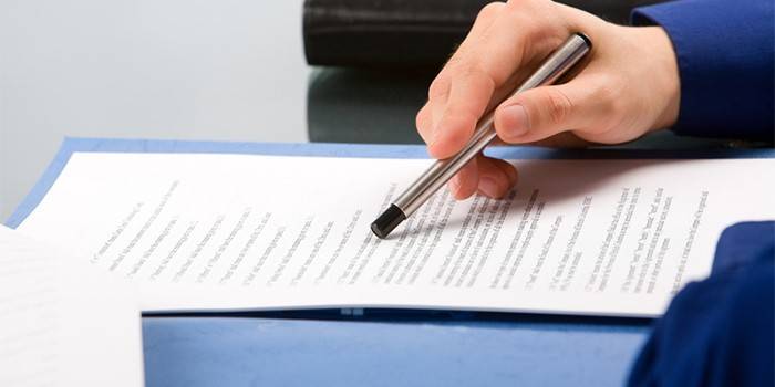 Un hombre estudia un documento