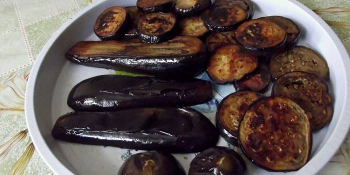 Tranches frites et tranches d'aubergines sur une assiette