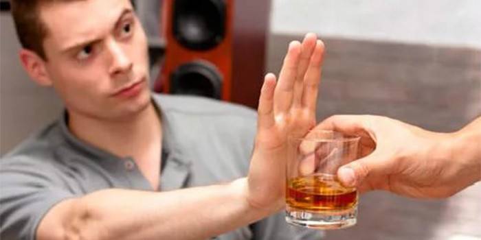 Puisis atsakās no alkohola