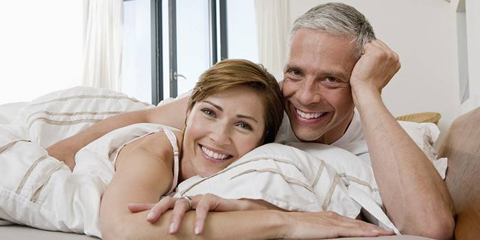 Couple heureux au lit