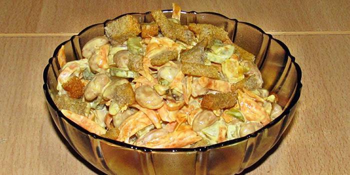 Готова салата с гъби и бисквити