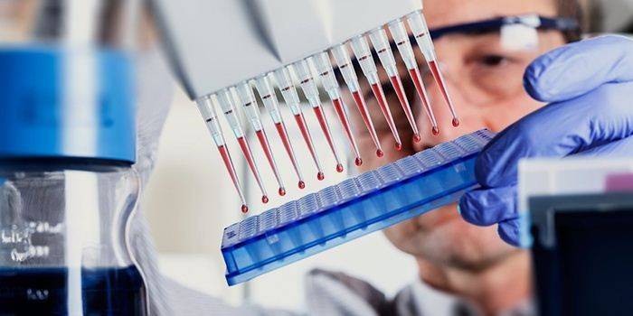 Medic realiza un análisis de sangre