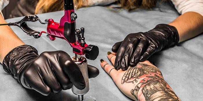 Ang tattoo master sa trabaho