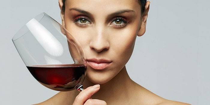 Femeie cu un pahar de vin