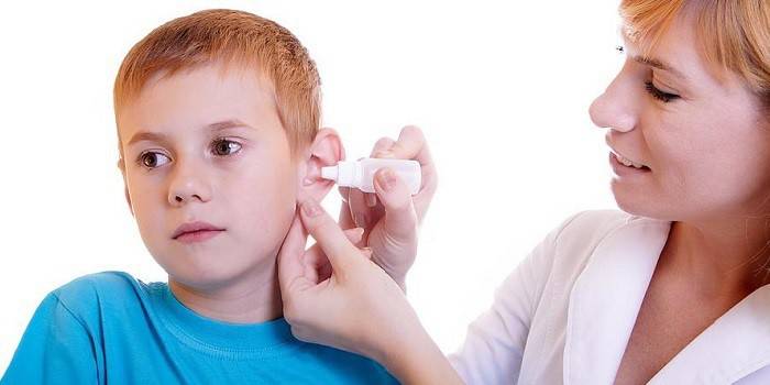 El doctor entierra la oreja del niño