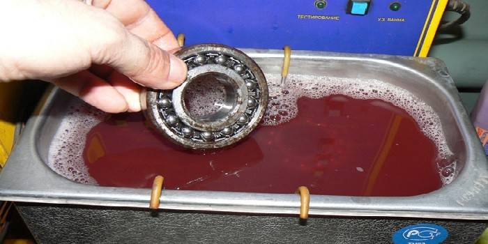 Pulizia delle parti in un bagno ad ultrasuoni fatto in casa