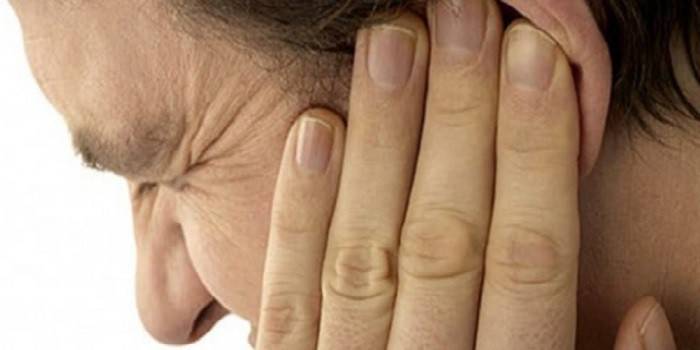 Dolor de oído del hombre