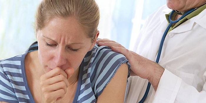 Mujer tosiendo en la cita con el médico