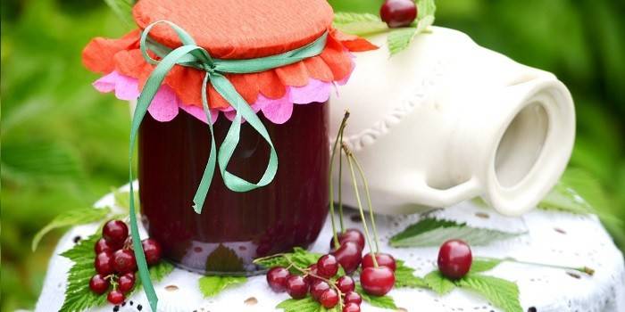Confiture de cerises et groseilles dans un bocal