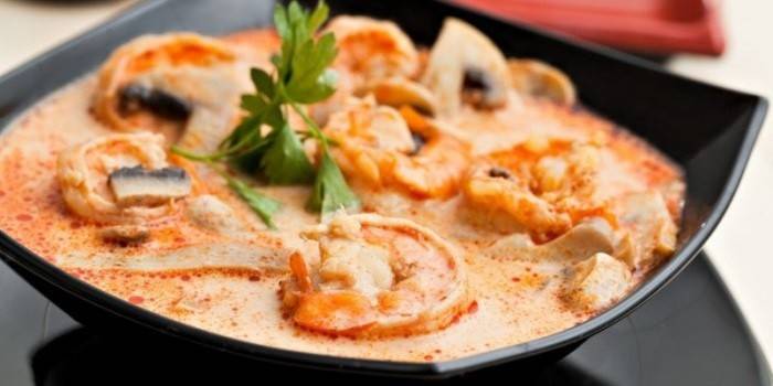 Tom yum zupa ar sēnēm un garnelēm šķīvī