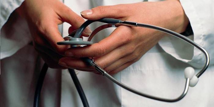 Medico con stetoscopio