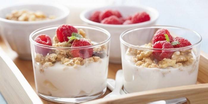 Postre amb fruits secs i baies.