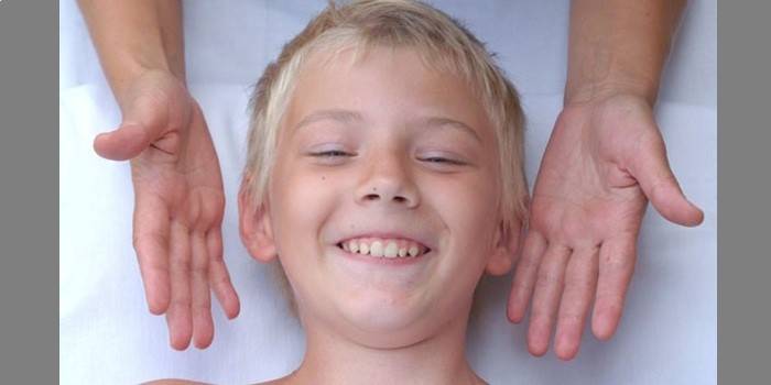 Un massaggio al viso viene dato al bambino.