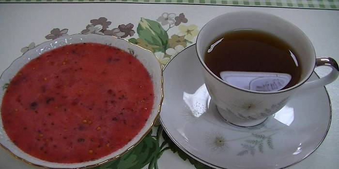 Râpé avec de la groseille et une tasse de thé